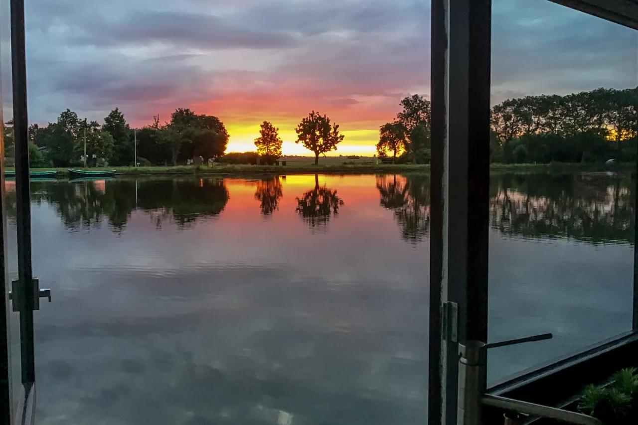Aangenaam Op De Rijn, Woonboot, Inclusief Prive Sauna Алфен ан ден Рейн Екстериор снимка