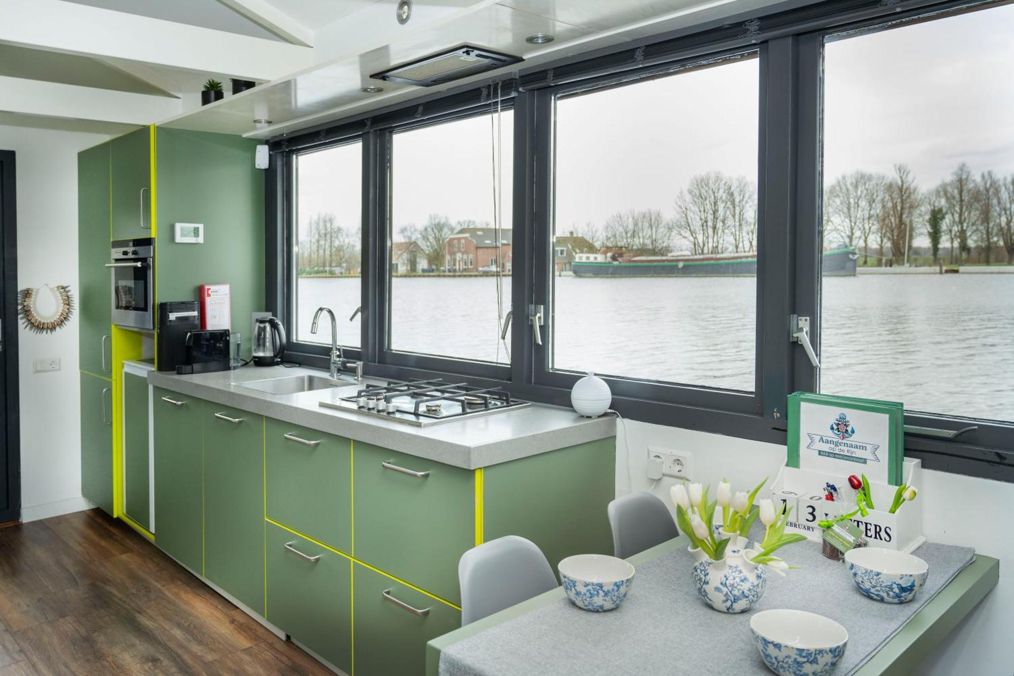 Aangenaam Op De Rijn, Woonboot, Inclusief Prive Sauna Алфен ан ден Рейн Екстериор снимка